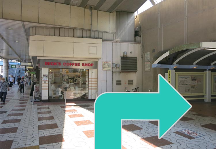 地上に出ましたら、右に曲がります。