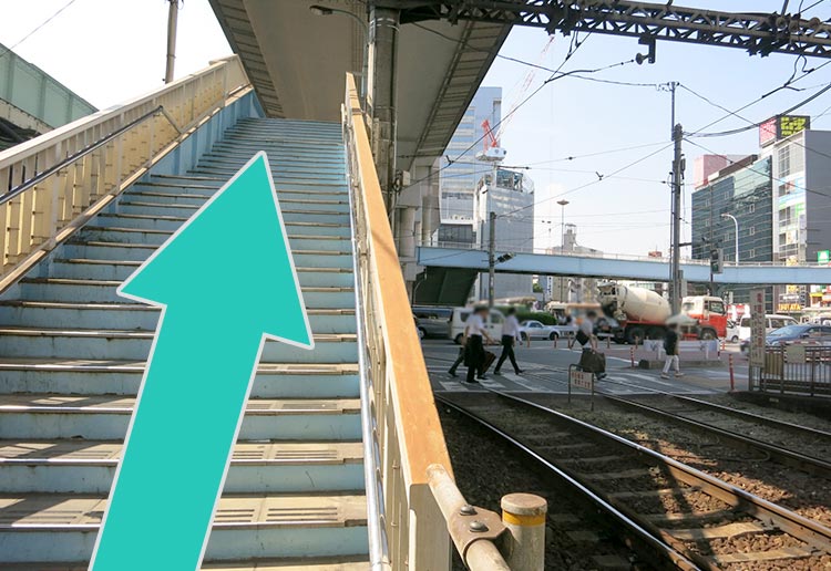 改札を出ましたら歩道橋へ進みます。