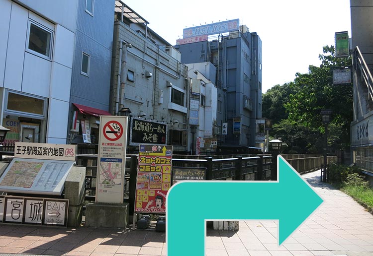 外に出ましたら、右手に曲がります。