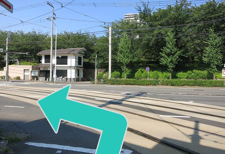 改札を出ましたら直進し、明治通りに突き当たりましたら、左手に曲がります。