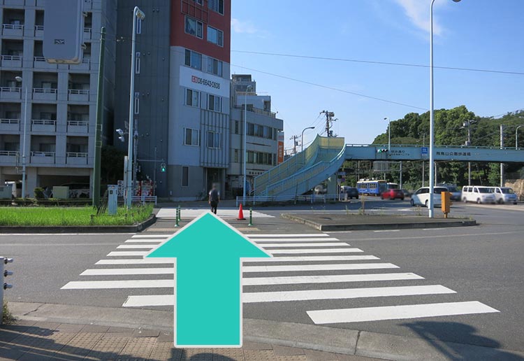 信号を渡り、そのまま直進します。