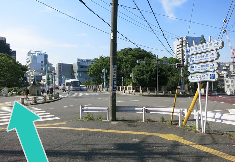 信号を渡ります。