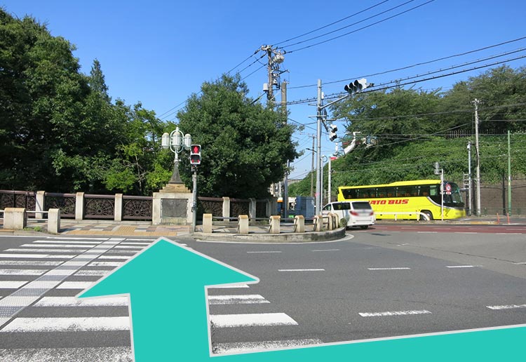 右手に見える信号も渡ります。