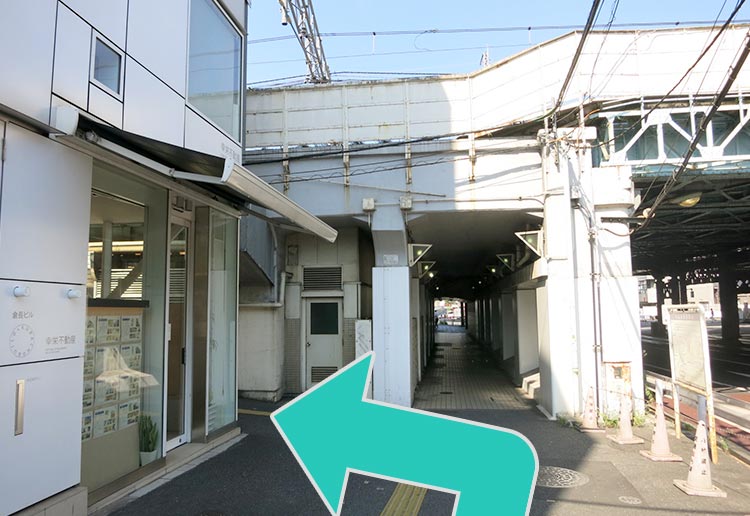 電車の高架が見えてきましたら、左手に曲がります。