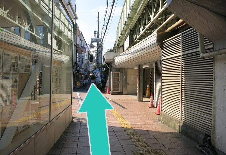 そのまま直進します。